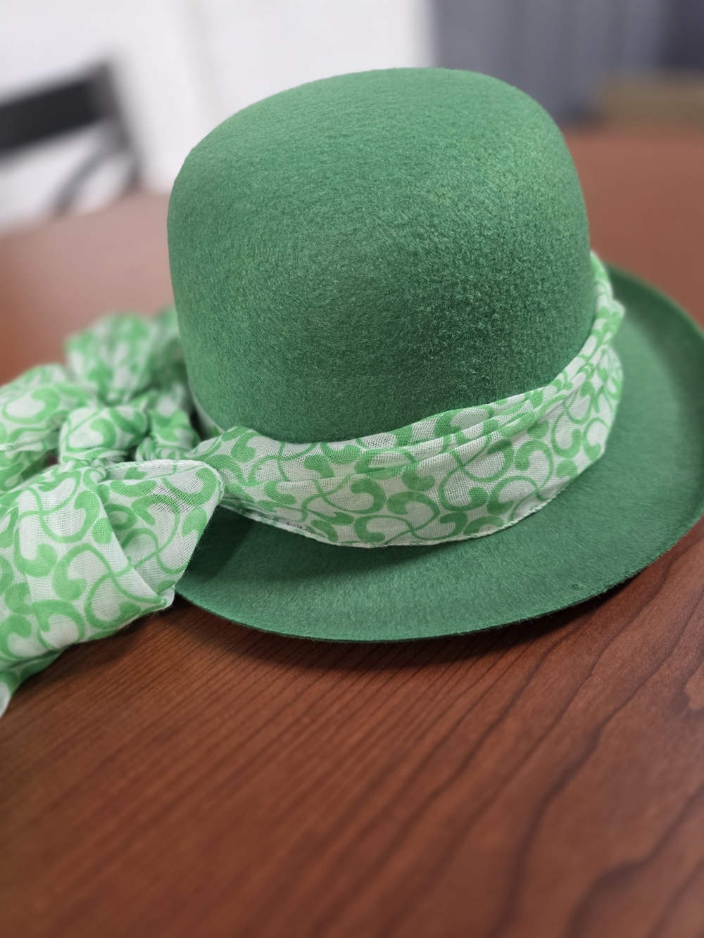 St. Patrick’s Day Green Felt Bowler Hat w/ Shamrock Scarf Irish Costume Party
